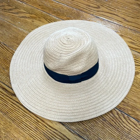 F21 beach hat in color tan. Brand new. Never used. Tag still attached. Size OS Hats Forever 21 | Vinted main image 2